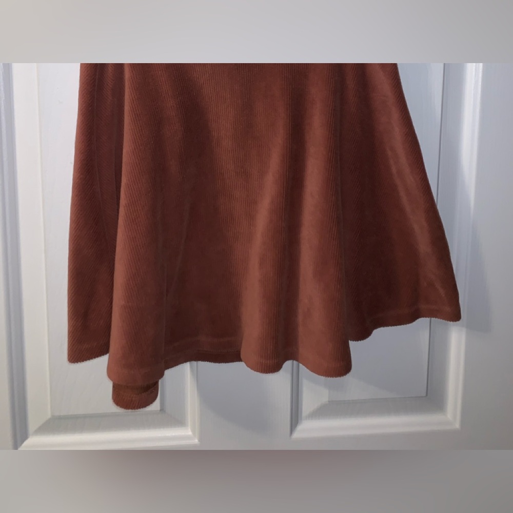 A beautiful velvet brown skirt! It is known to be very comfortable.